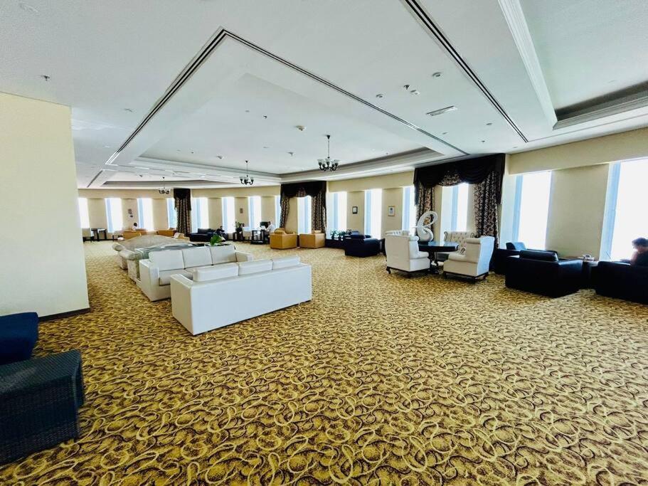 Bright Apt- Close To Barasti Apartment