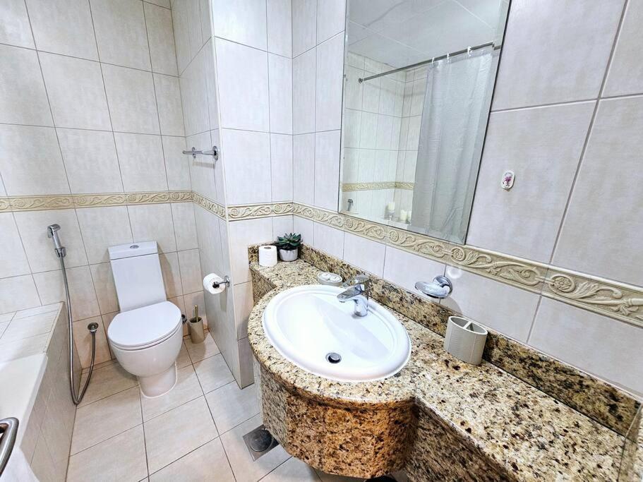 Bright Apt- Close To Barasti Apartment *