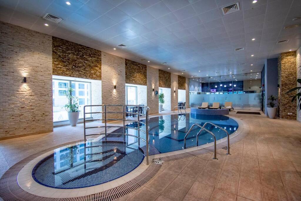Bright Apt- Close To Barasti